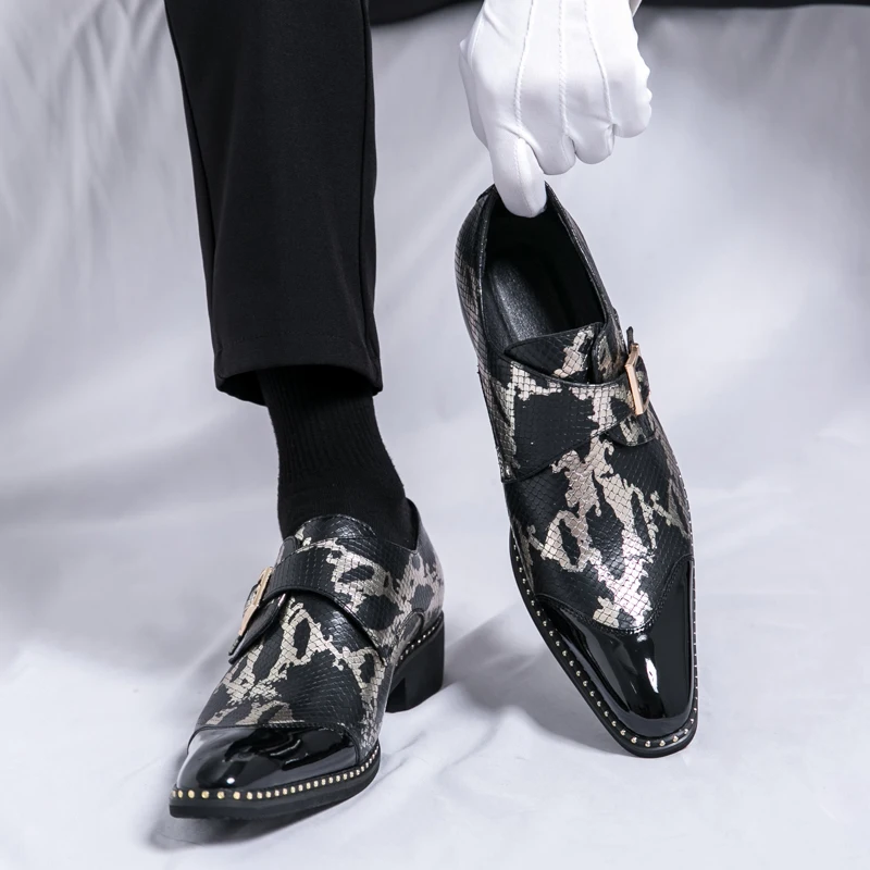 Europeu e americano novo padrão de cobra pontiaguda fivela pontiaguda cor bloqueando na moda e nicho sapatos de palco jovem