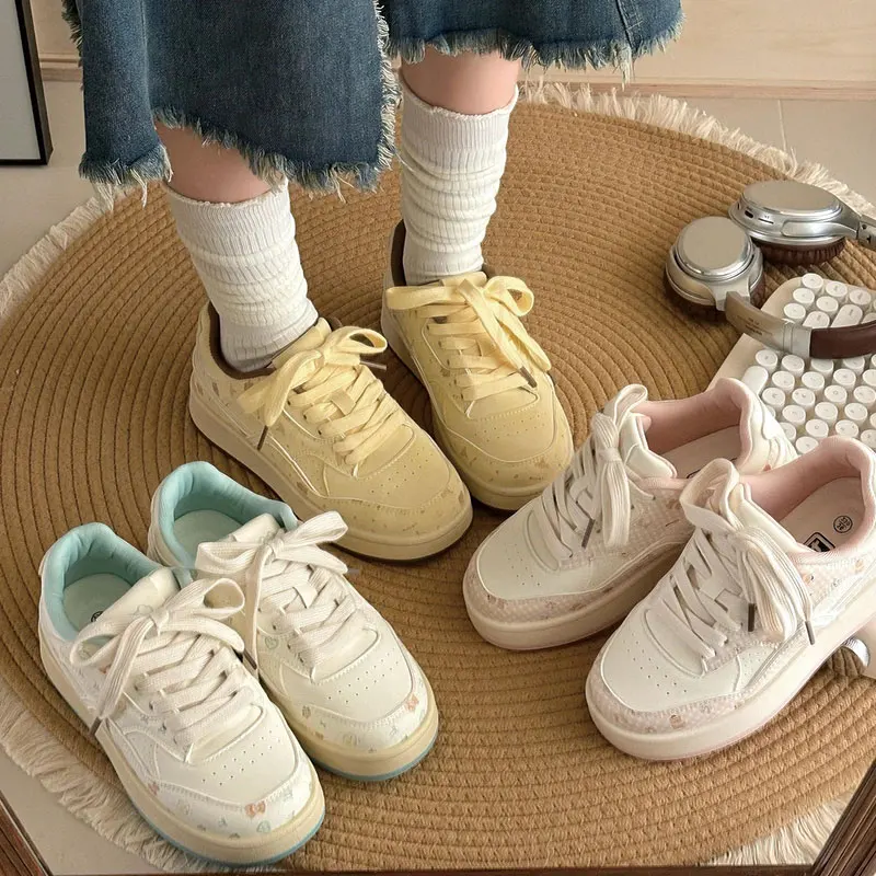 

Женские белые кроссовки на толстой подошве для весны и лета, новинка 2026 года, корейский стиль, универсальные кеды-«буханки»