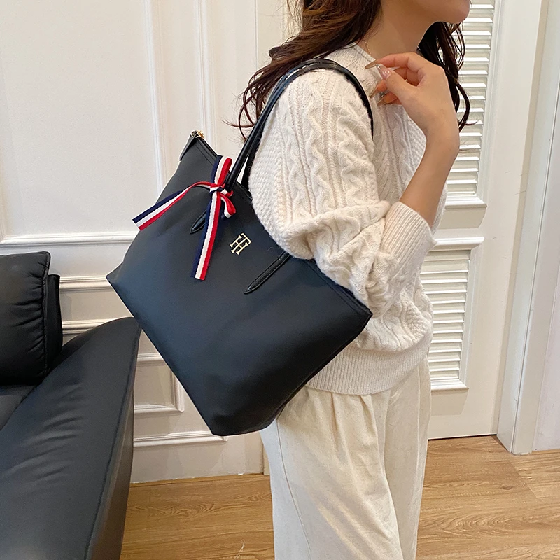 حقيبة نسائية مع أجهزة متينة من جلد الغزال الصناعي الناعم بتصميم عتيق مع سحاب مقاوم للتآكل