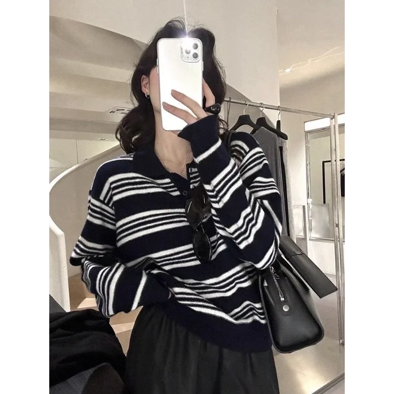 Damska dzianinowa bluzka z długim rękawem, kołnierzykiem polo w kontrastowe paski, nowy model na jesień i zimę.