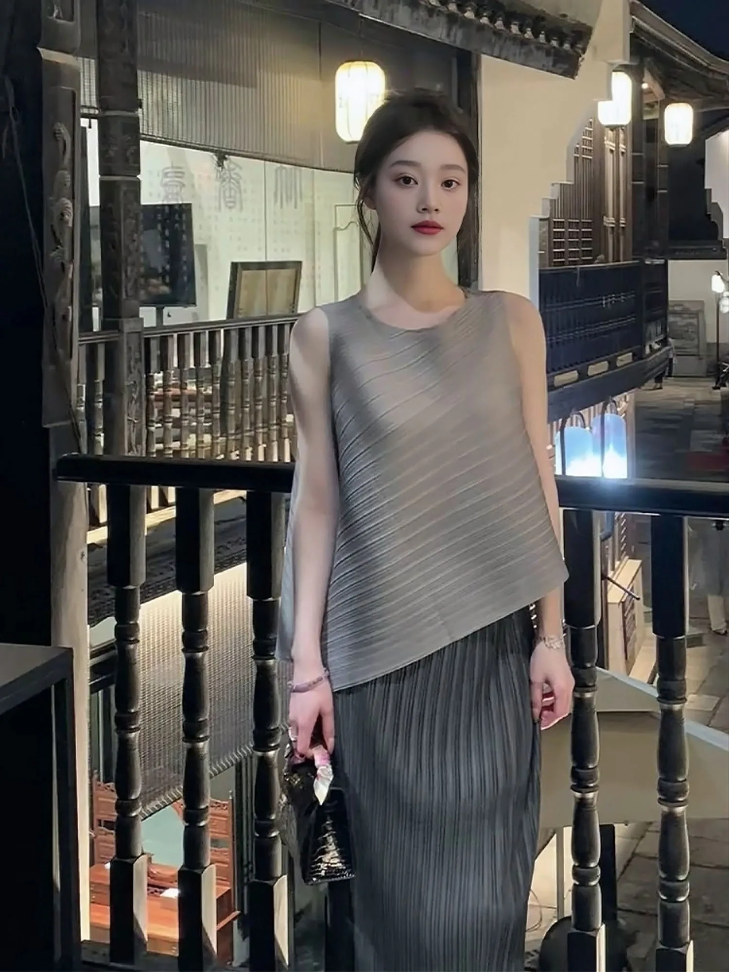 

Брендовая футболка, плиссированный женский топ Svel, небольшой размер, одинаковый комплект из двух предметов, свободный крой, классический узор, брюки...