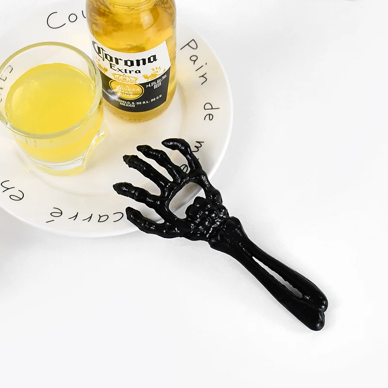 

Cast Iron Skeleton Hands Bottle Opener Black Metal Beverage Beer Bottle Opener Halloween Party Decor Men Gift Home Bar Openers