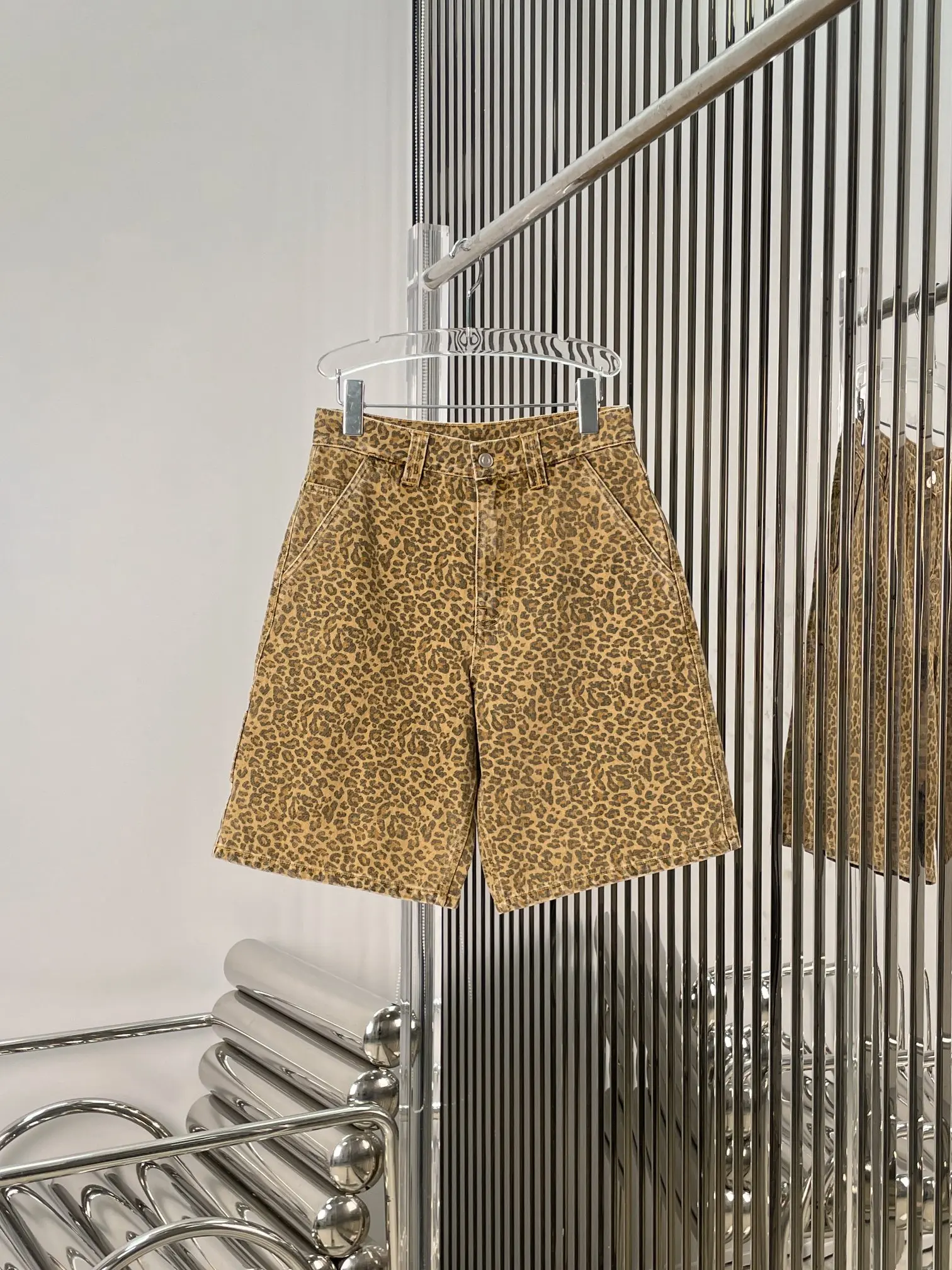 

Джинсовые капри с леопардовым принтом и высокой талией, облегающие, женские, модные, универсальные, качественные, летние, свободного кроя, на молнии