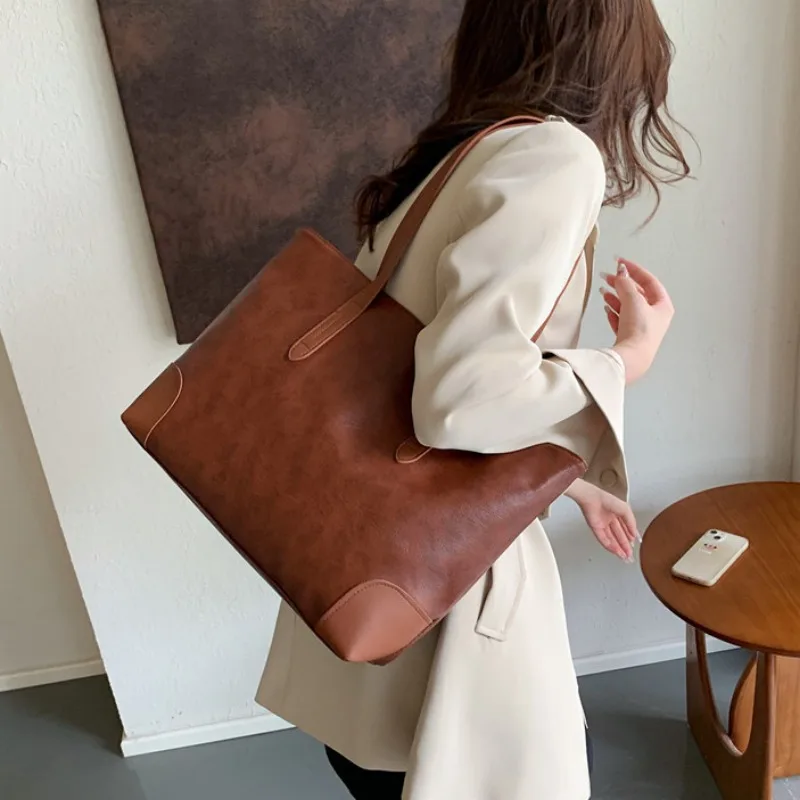 Retro Large Capacity Soft Leather Tote Bag 2023 Autumn/Winter New Versatile Instagram Commuting One Shoulder Underarm Mommy Bag