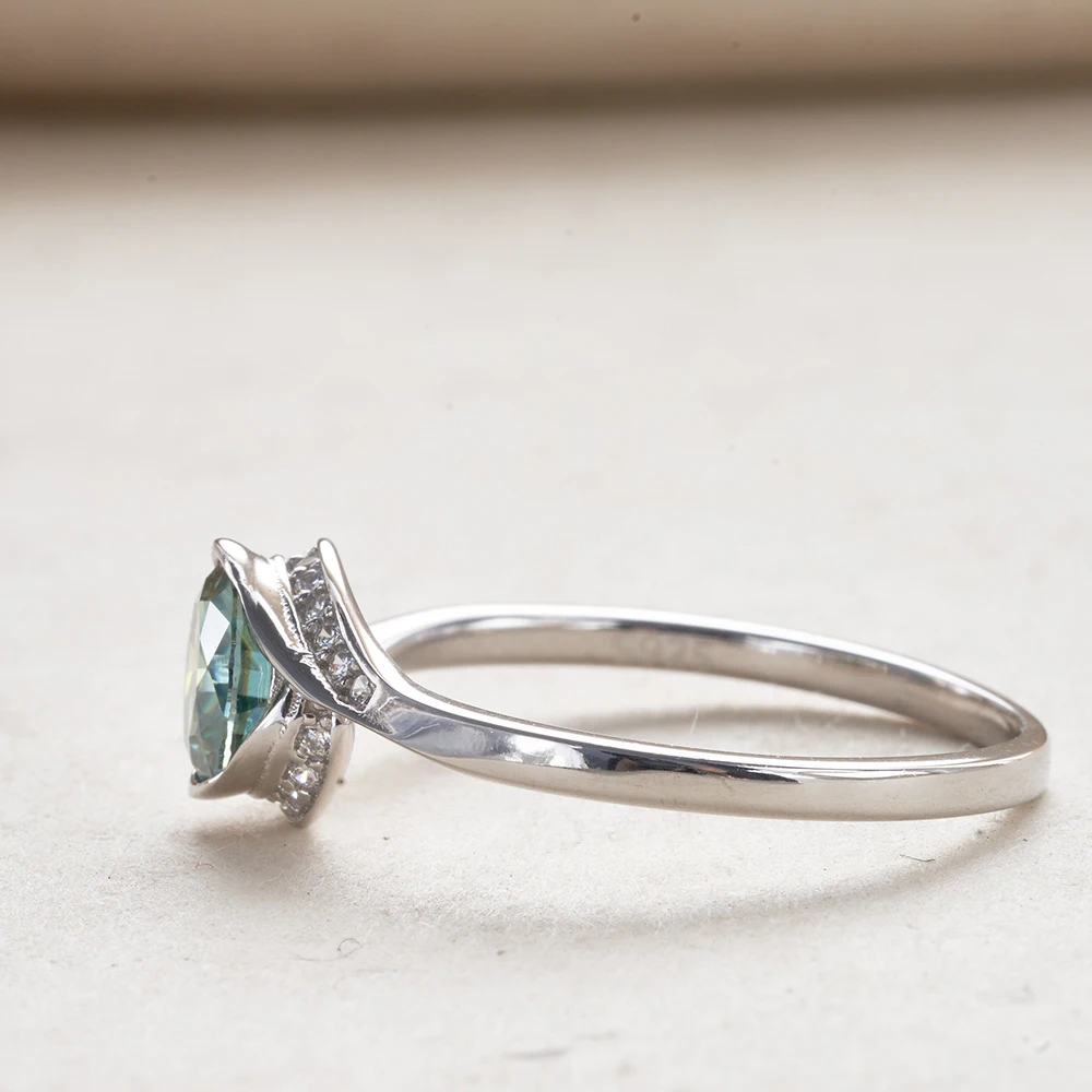 JoyceJelly 1CT Moissanit-Ring, 925er-Sterlingsilber-Schmuck für Damen, D-Farbe, VVS1, runder, im Labor hergestellter, glänzender Diamant-Ehering. – Detail 17