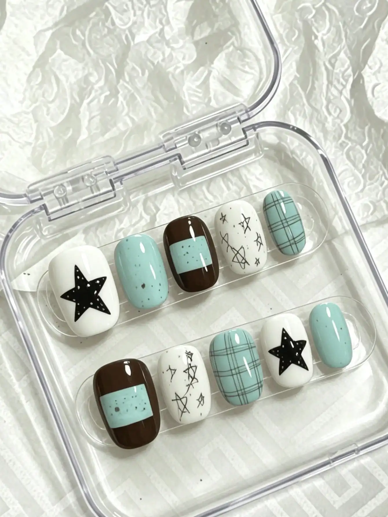 10 Pieces of Handmade Wearable Nail Art, Short Square-Round Full-Cover Nail Tips, Mint Chocolate Color Scheme, Mint Green, White and Brown Color Combination with Hand-Painted Stars, Plaid Patterns, and Graffiti Decorations, Energetic and Sweet Cool Style, Suitable for Women and Girls, Perfect for Summer Vacations, Graduation Season, Everyday Energetic Outfits, Also Suitable as a Gift, Includes 1 Piece of Jelly Glue and 1 Nail File
