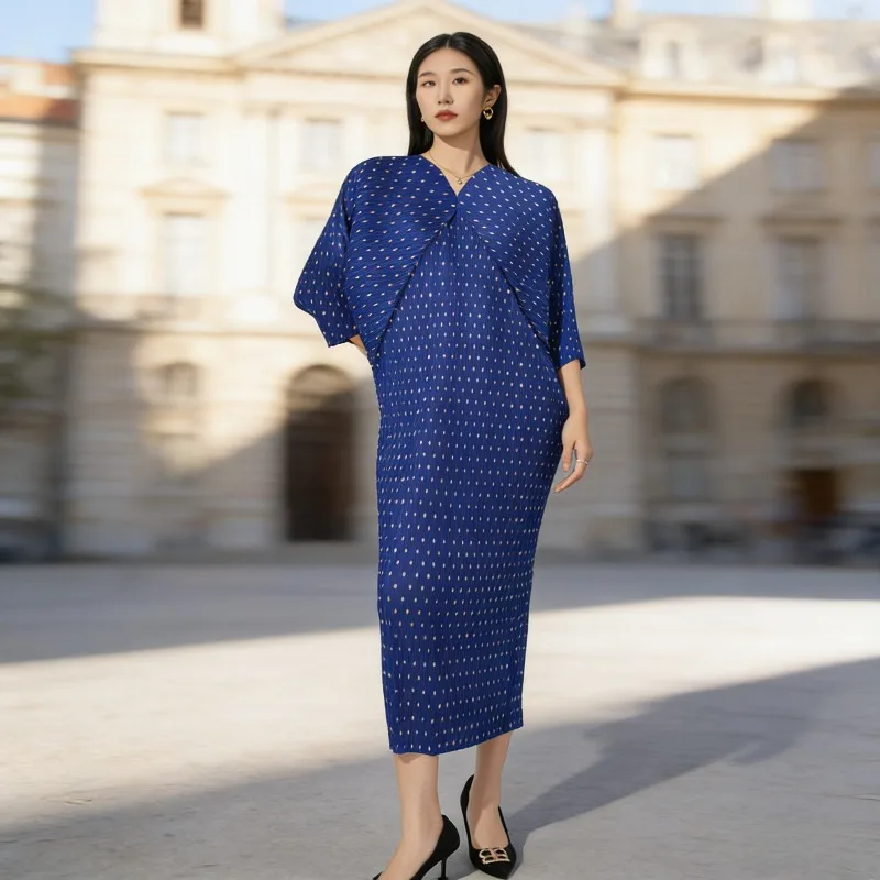 

Miyake плиссированные европейские новые платья большого размера женские в горошек с рукавами «летучая мышь» с v-образным вырезом свободная эластичная длинная юбка с рукавом семи четвертей