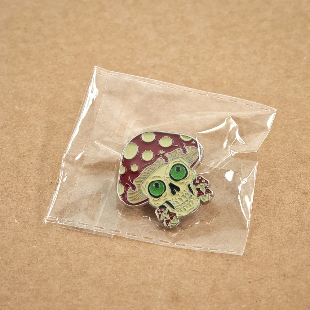 Im Dunkeln leuchtender Pilz-Totenkopf-Emaille-Pin, rote Pilz-Brosche, psychedelische Anstecknadel, Gothic-Halloween-Schmuckgeschenk – Detail 14