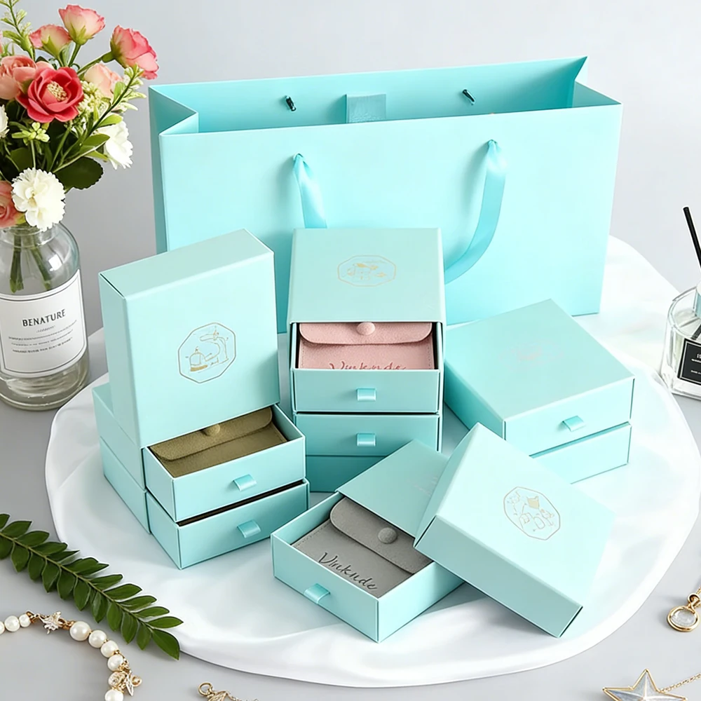 

24/50/100 шт. 7x7x1.7см Бумажные коробки-органайзеры для ювелирных изделий: серег, ожерелий, браслетов. Упаковочные коробки с индивидуальным логотипом. Микрофибровые мешочки на кнопке.