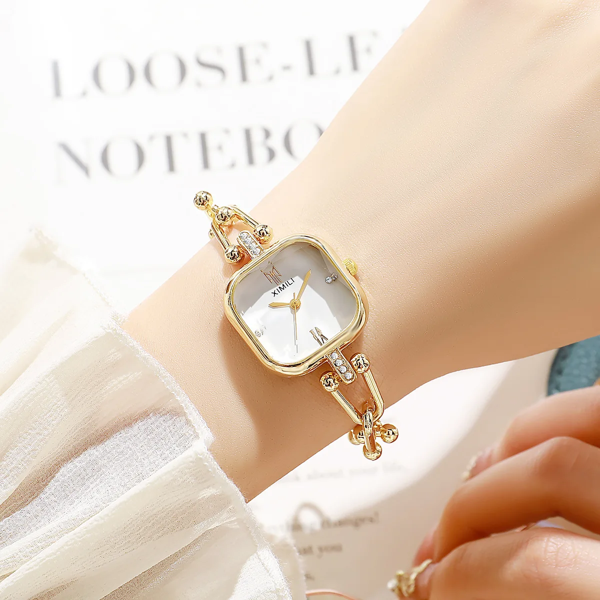 New women's wristwatch, gold square bracelet style, luxurious and simple fashion women's watch, high-end women's wristwatch.