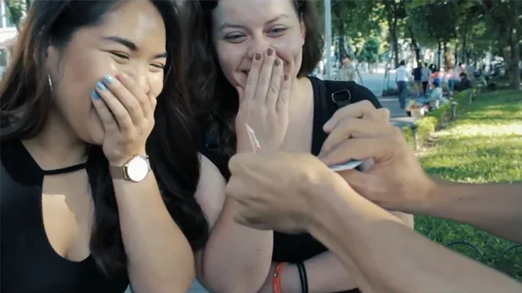 ขี้อาย 2.0 ลูกเล่นโดย Smagic ผลิตภัณฑ์ Street Magic Tricks สําหรับนักมายากลมืออาชีพ Illusions Close Up Magic Props โป๊กเกอร์ดาดฟ้า