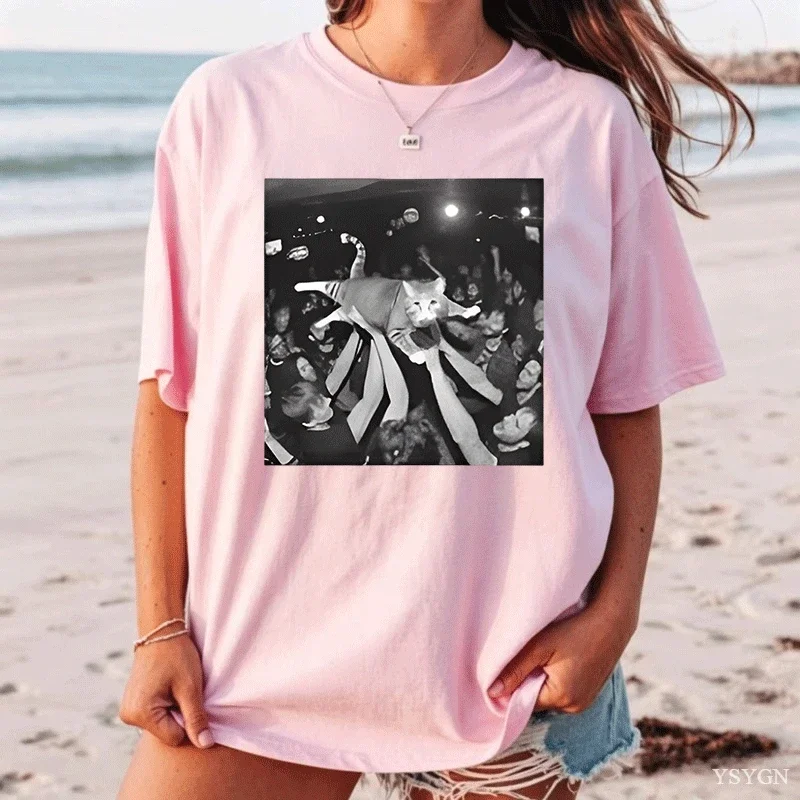 HOT SALE Funny Rock Show Cat Meme Cute Tabby Kitten Crowd Surfing T-shirt Humorous Kitty Star Y2k Street Wear Rap Hip Hop Tee
