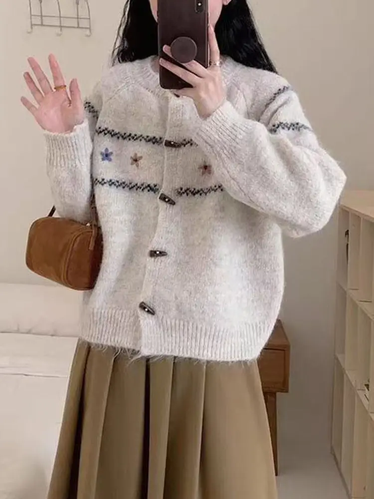 Sweter damski z dzianiny z retro haftem kwiatowym, okrągły dekolt, luźny krój, modny, wyszczuplający, odmładzający, zapinany na guziki, długi rękaw...