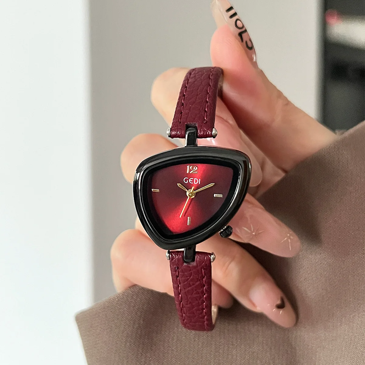 Luxury Design: Unusual Watch with Triangular Fashion and Sophisticated Style Fashionable Quartz Stainless Steel Watch Gift