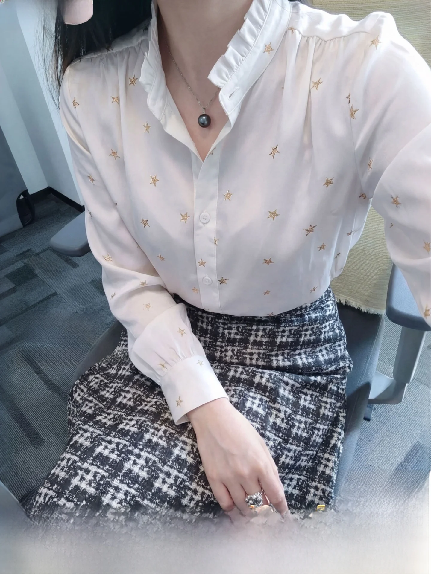 

Элегантная женская шелковая блузка для ранней весны с воротником-стойкой и длинным рукавом, модная, для ношения под одеждой