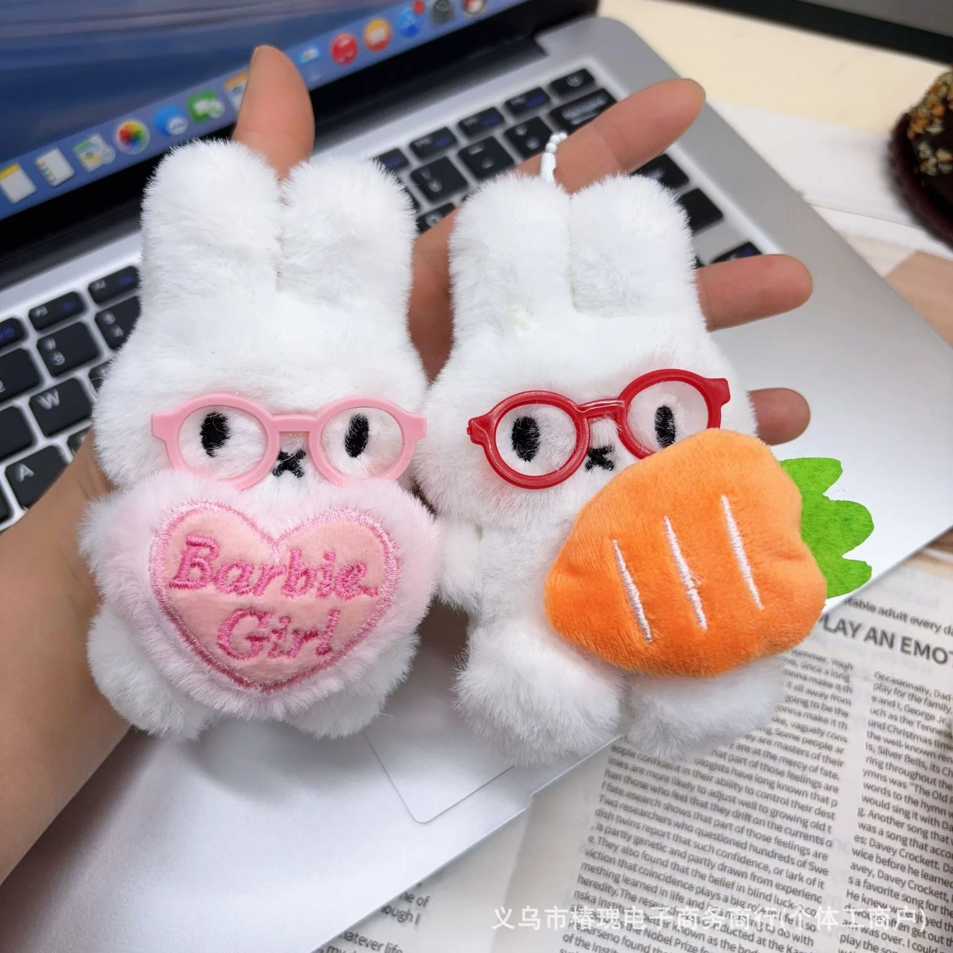 

Плюшевый кролик Миффи: мягкий, милый, белый зайчик в очках, подвеска-брелок, украшение для автомобиля и рюкзака, мягкая игрушка, подарок