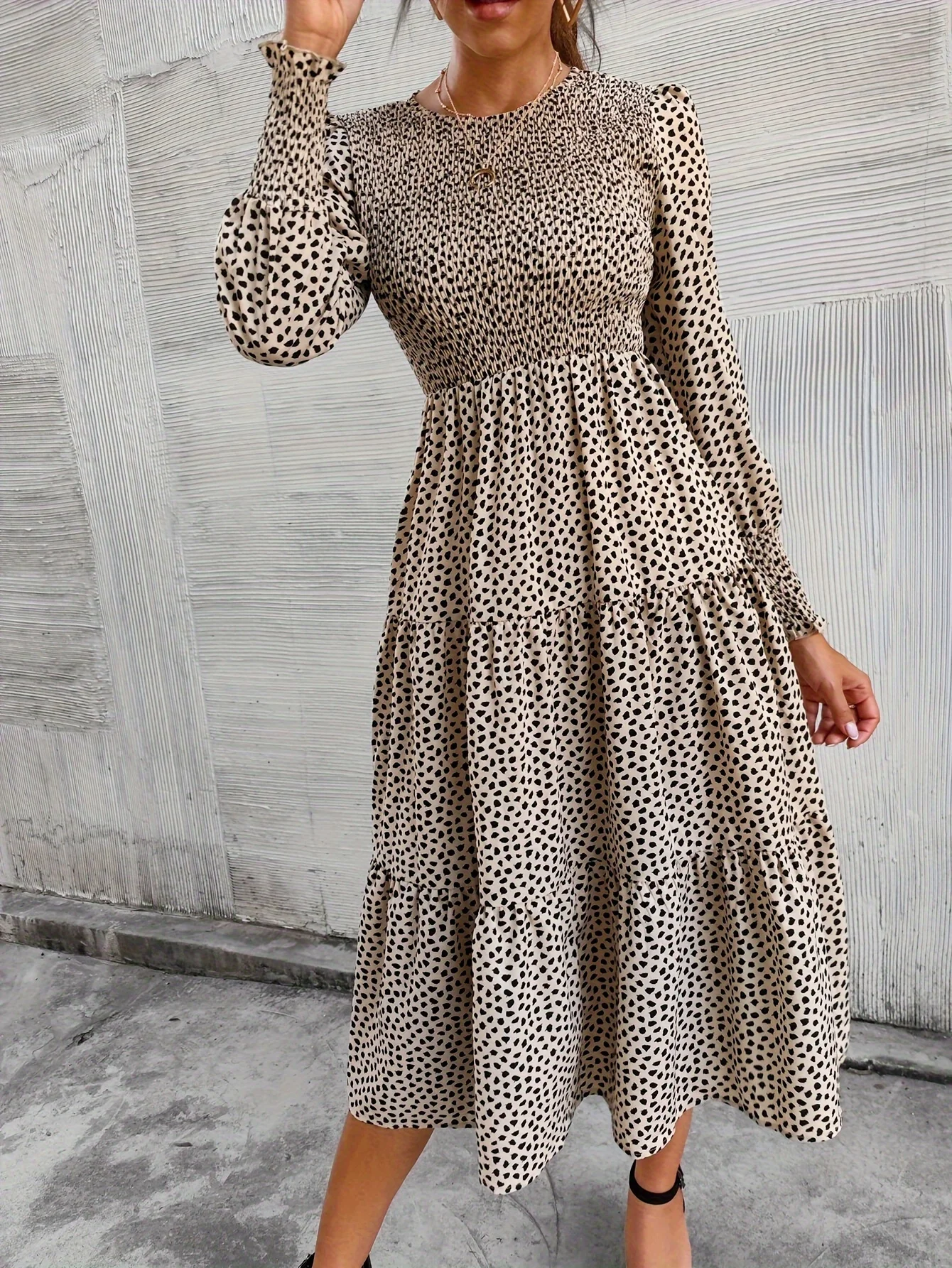Vestido midi escalonado con cintura ahumada y manga larga con estampado de puntos beige y negro para mujer - Conjunto informal elegante de otoño e invierno