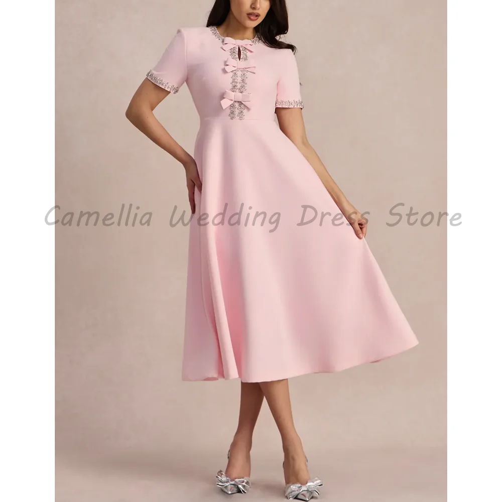 Elegantes Rosa Kurzarm-Midikleid 2026 Luxuriöses Perlenbesetztes Schleifendetail A-Linien Formelles Cocktailkleid für Damen