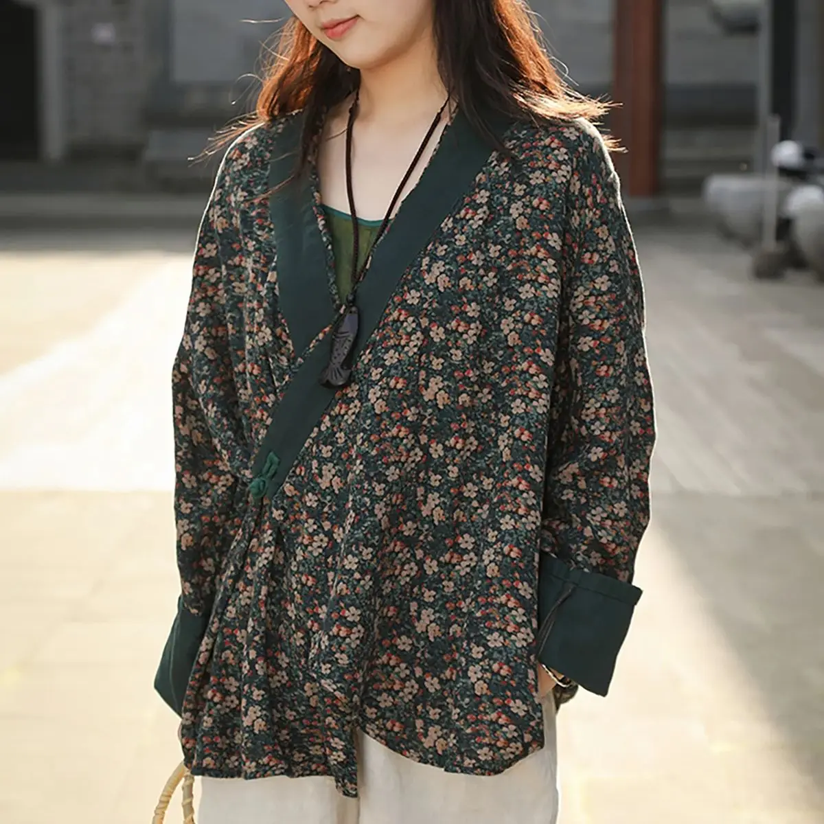 Camisa chinesa de algodão e linho de primavera LZJN com gola inclinada estilo Hanfu modificada, artística e suave, emagrecedora, blusa estampada