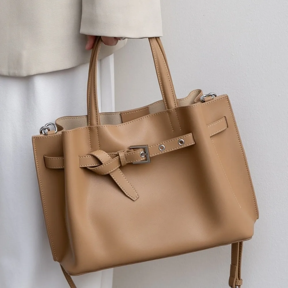 

Новая коллекция Весна-Лето 2026: Универсальная кожаная сумка в стиле минимализм и элегантность для повседневного использования и деловых встреч