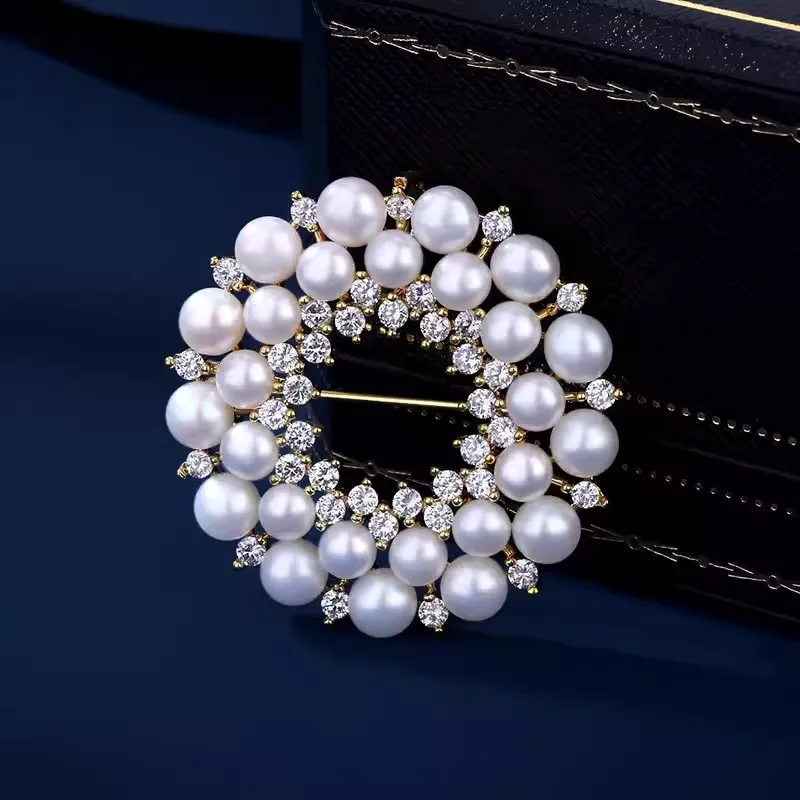 Luxury Fashion Elegant Delicate Round Fashion Brooch Women's Metal Glitter Pearl Rhinester Pin Anti-glare Jacket Accessories