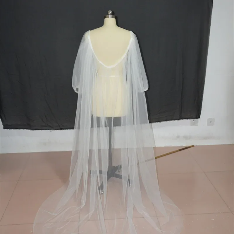 Mantello con maniche a velo da sposa in tulle bianco personalizzato