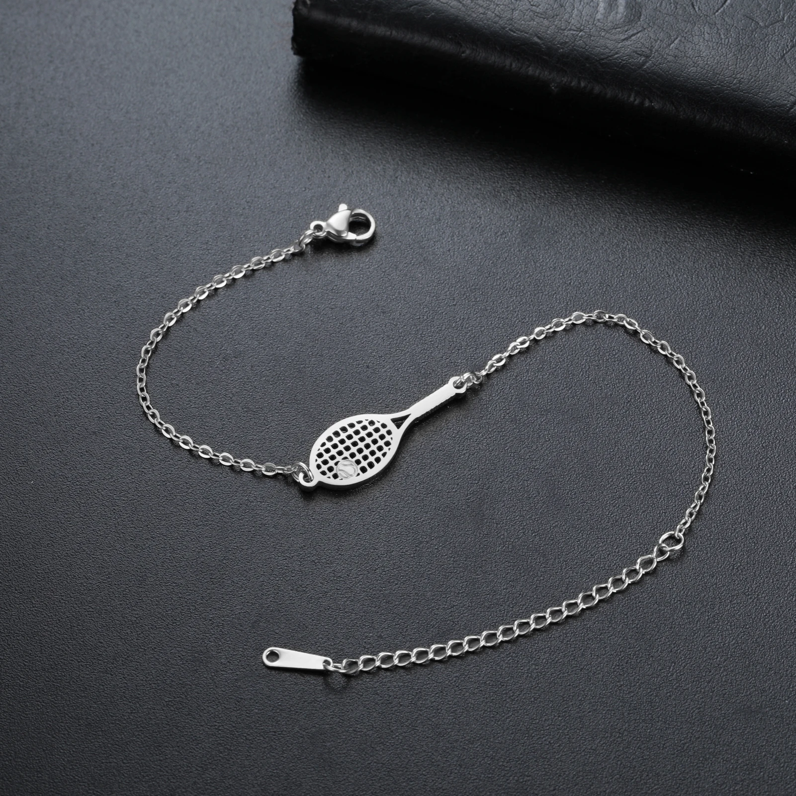 Kkjoy Hohles Tennisschläger-Armband, Edelstahl-Armband, Sport-Charms, Schmuck, minimalistisches Geschenk für Tennisliebhaberinnen, Frauen und Mädchen – Detail 1