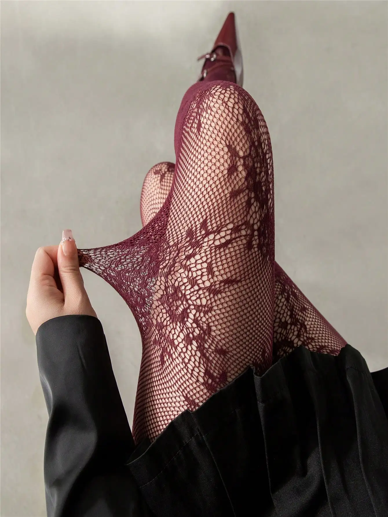 

Women‘s Burgundy Rose Fishnet Stockings High-Stretch Comfortable Retro Chic Mesh Tights for Stylish Streetwear Shopping