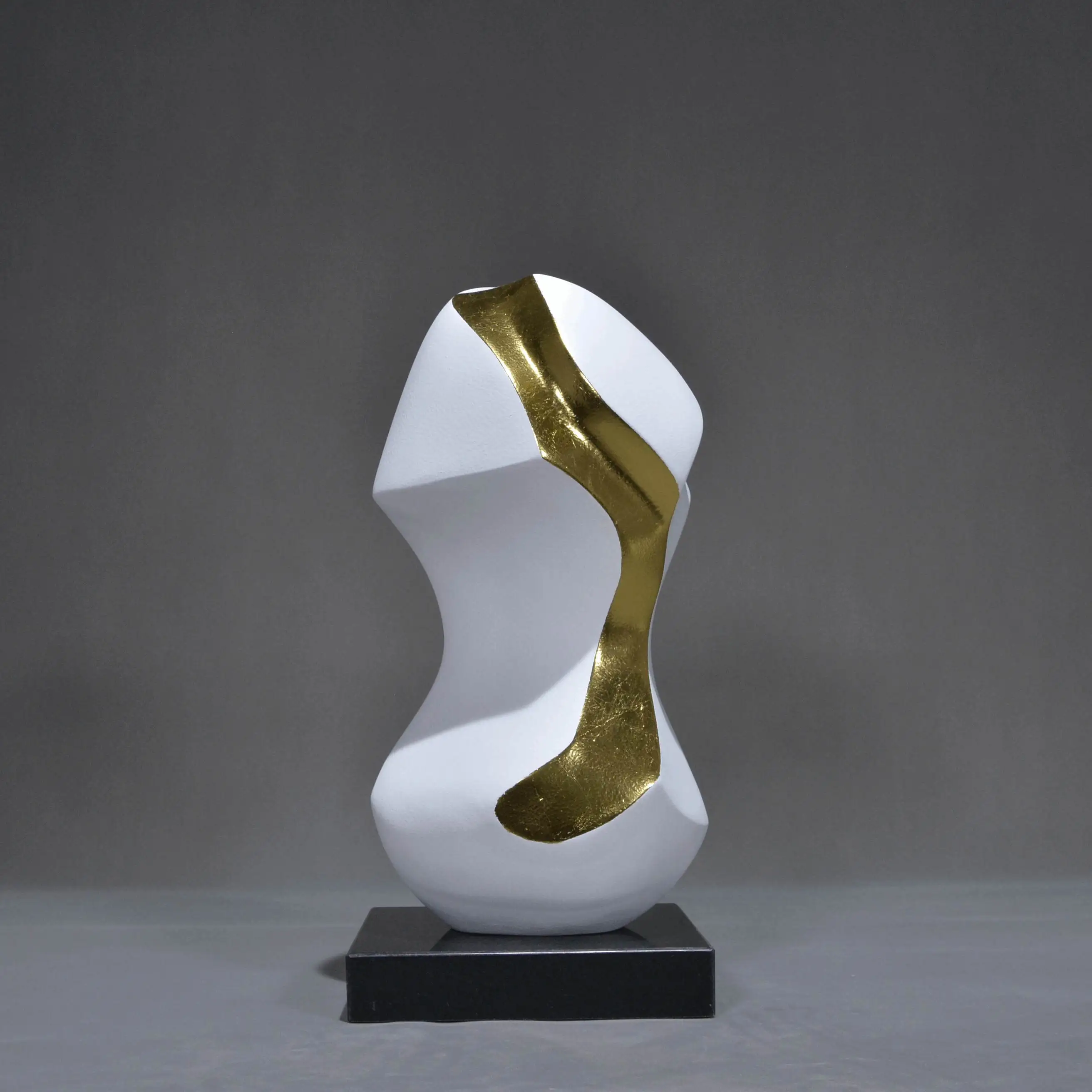 Innovative interior design abstract fiberglass sculpture for soft hotel home office decoration