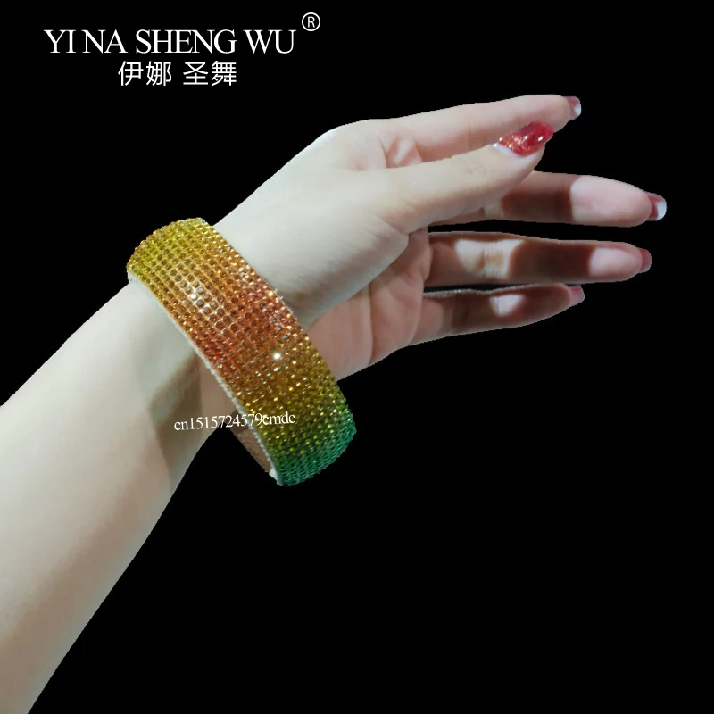 カラフルなダイヤモンド付きラテンダンスブレスレット女性ダンスパフォーマンスアクセサリー弾性ソフトリングカラーラインストーンブレスレット