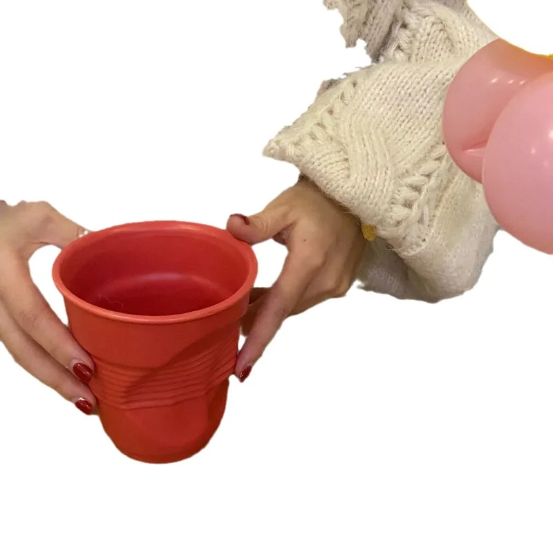

Ceramic mug pleated coffee cup girl couple hand pinch creative cute water cup cartoon