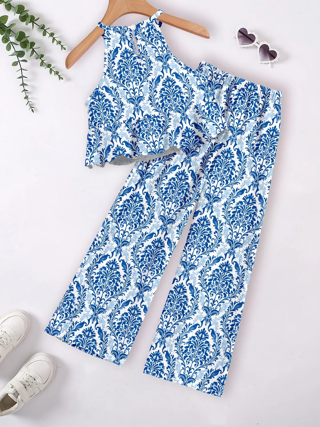 Trendiges Mädchen-Set: 2-teiliges Blaues Porzellan-Print Neckholder-Top mit Rüschen & Weite Hose für Sommer, Strand und Urlaub – Detail 3