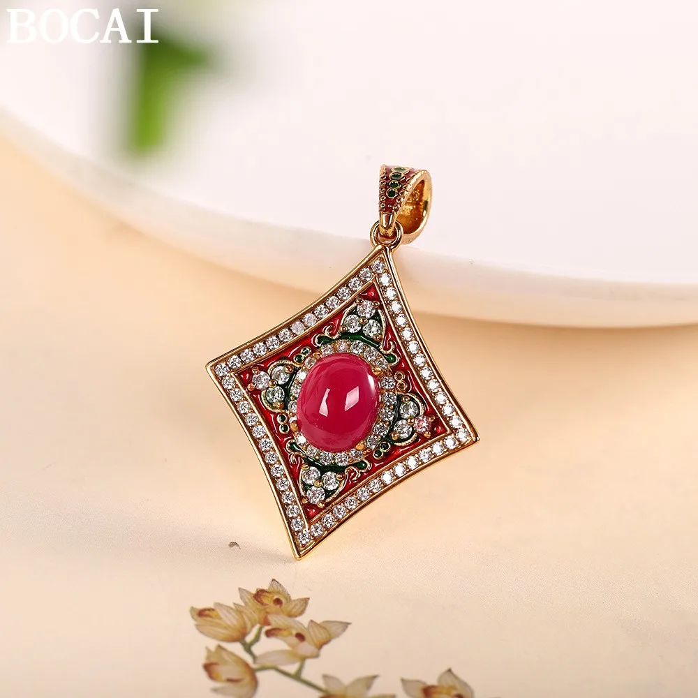 

Новый кулон BOCAI из серебра S925 с позолотой, инкрустированный яйцевидным красным корундом и обожженным синим камнем, модный и персонализированный