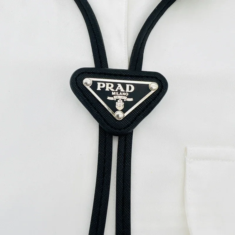 Pajarita de cuero perezosa con letras de marca triangular invertida, accesorios de camisa Unisex florales Preppy de boda de negocios de alta calidad