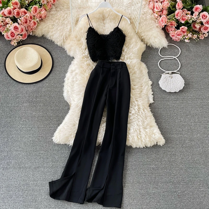 Calça de cintura alta e perna larga, conjunto casual f de duas peças, calça e e foada com fenda e top moderno.