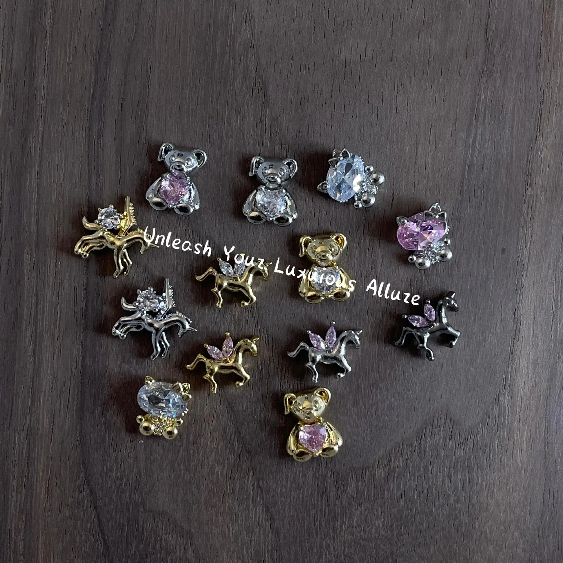 4個入り カニウ 3Dアニマルネイルチャーム 可愛いクマ 猫 ユニコーン ゴールド ホワイト ピンク クリスタルラインストーン ネイルアートデコ DIY マニキュア用
