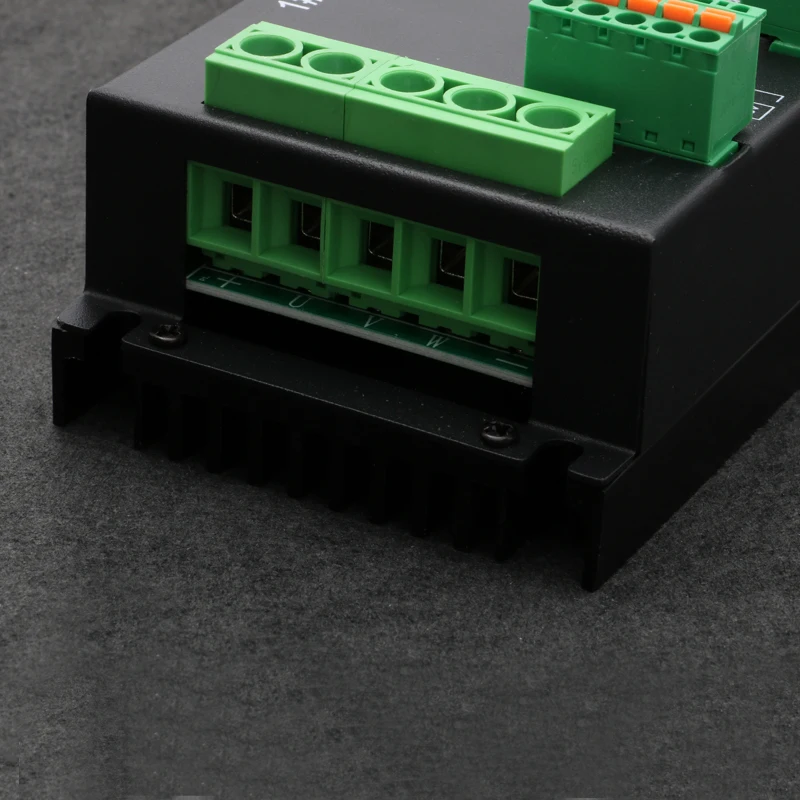 ตัวควบคุมมอเตอร์แบบไร้แปรงถ่านสองทิศทาง 1 ชิ้น 15-80V 48V 800W สำหรับชิ้นส่วนควบคุมการขับเคลื่อนด้วยล้อแบบมีรีโมทคอนโทรลสำหรับยานพาหนะติดตั้งบนแทร็ก