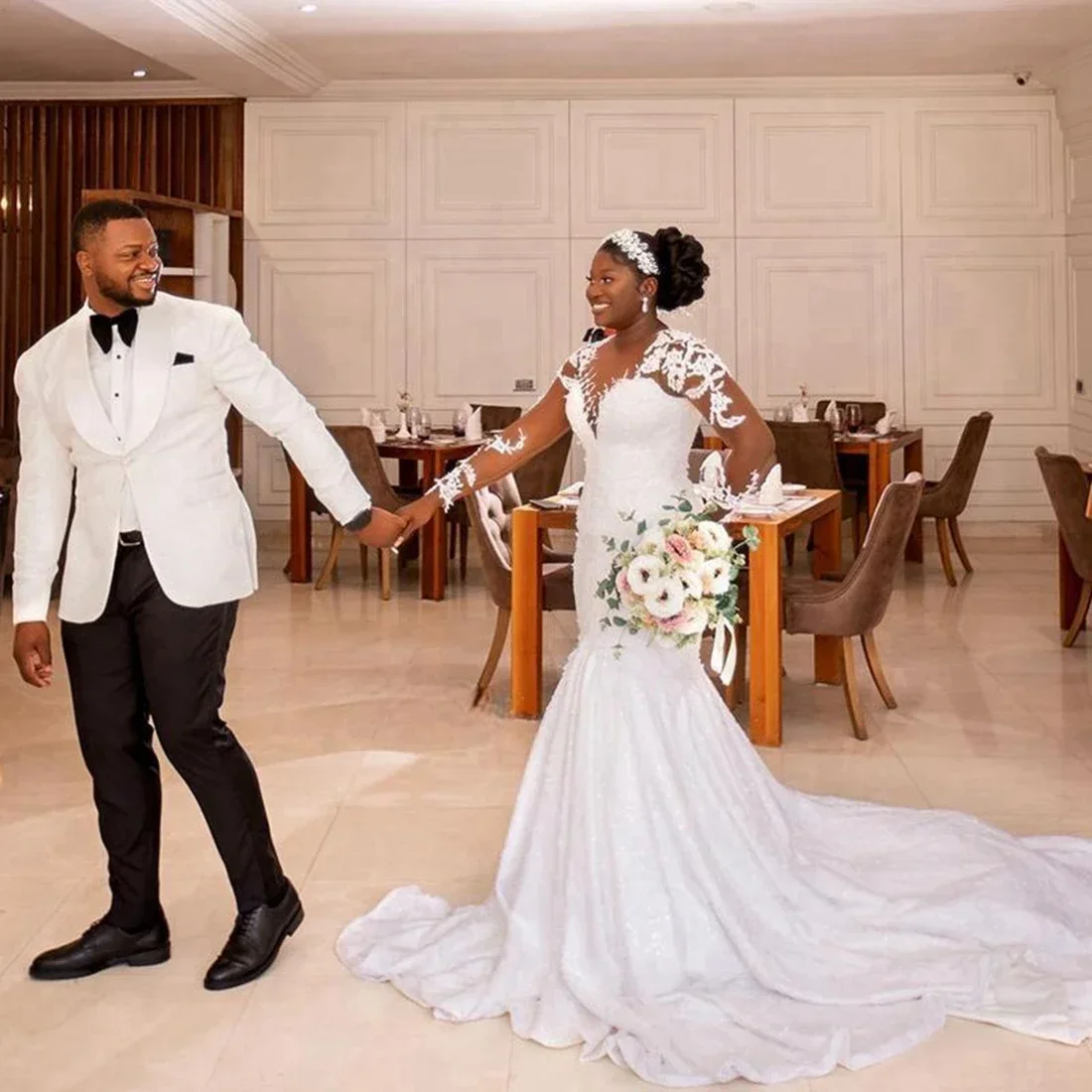 Abito da sposa personalizzato meraviglioso scollo rotondo con applicazioni in pizzo pieno per la sposa Robe De Mariée Dubai africano maniche lunghe da sposa