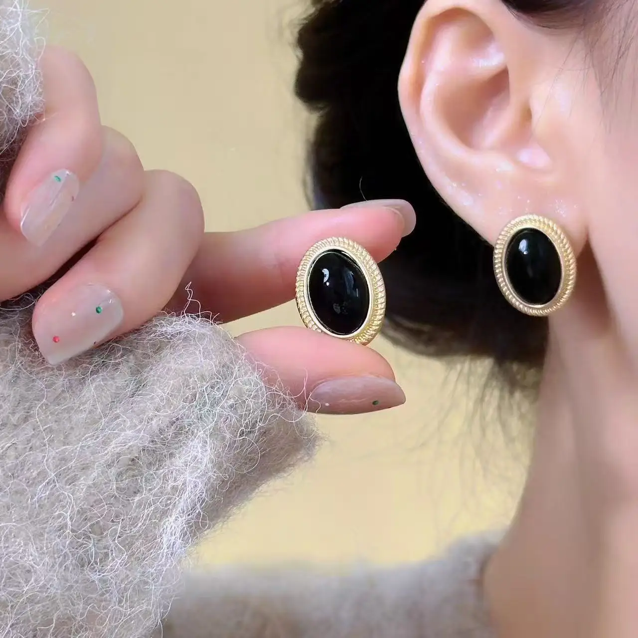 Vintage gold thread white oval earrings, designed specifically for women, an elegant party accessory suitable for young girls.