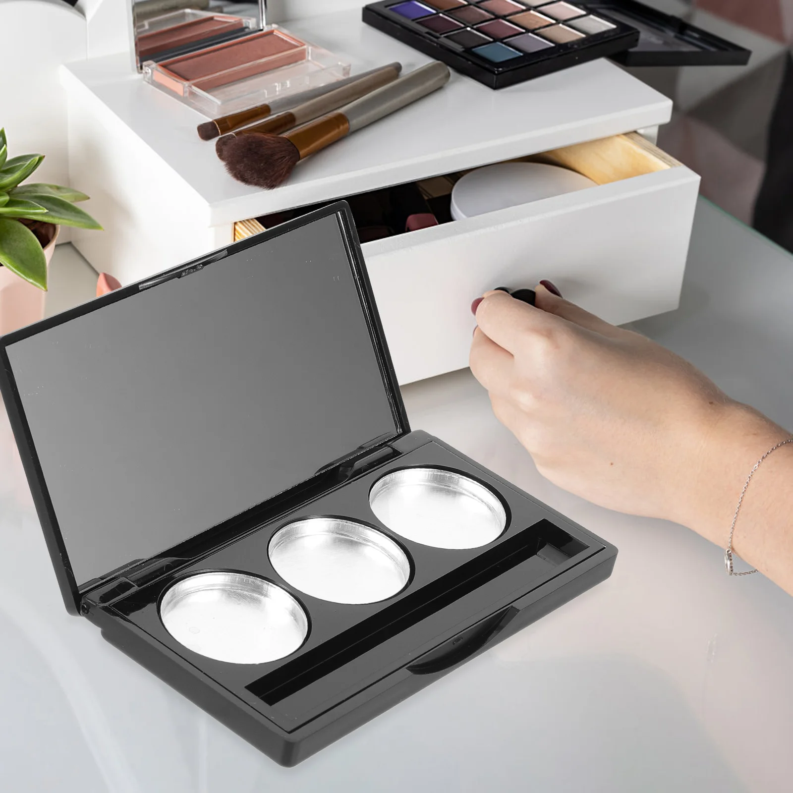 Paleta de sombra de ojos vacía, contenedor de maquillaje ligero y resistente con espejo, bandeja portátil para almacenamiento de bálsamo labial y rubor, 1 Juego