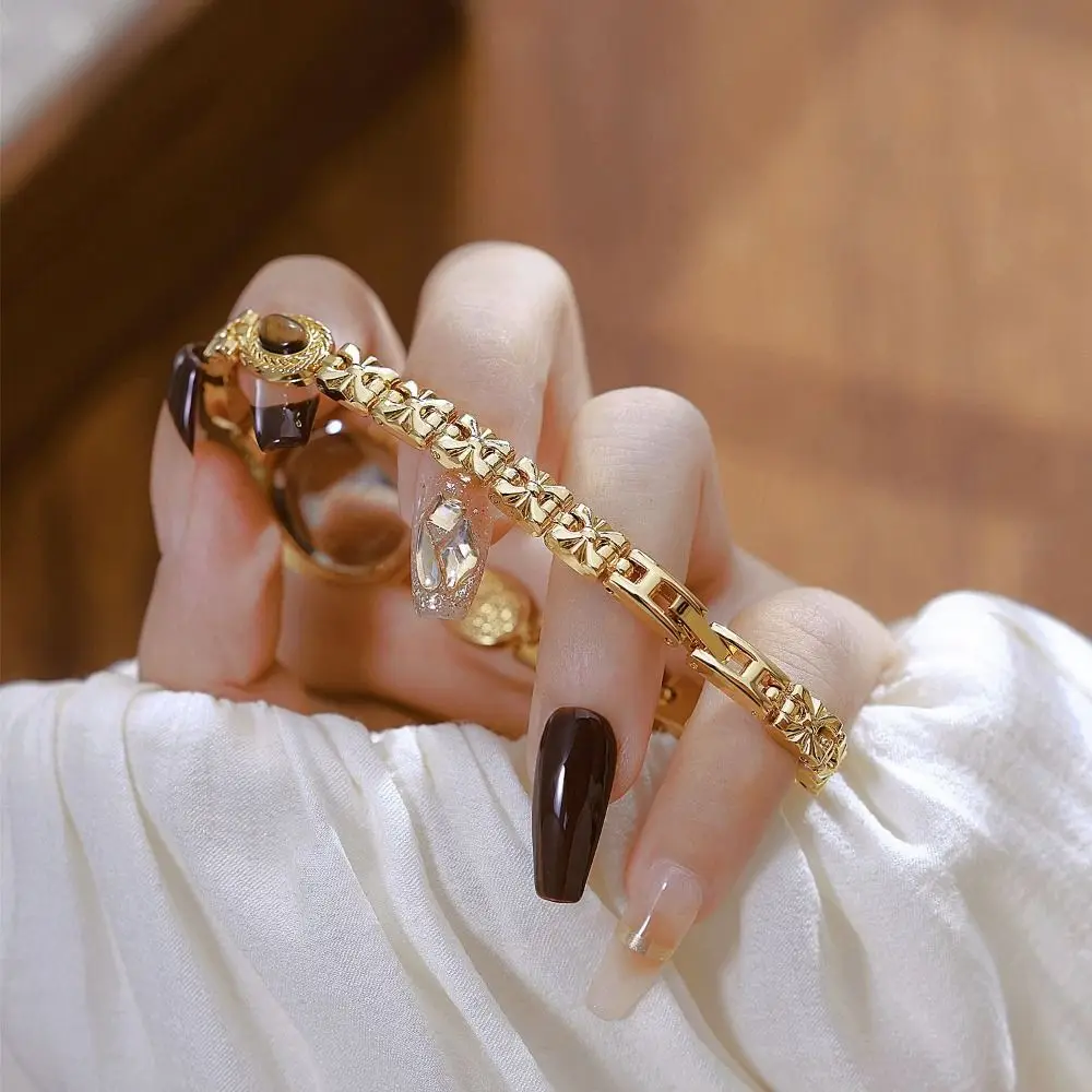 Trendy Elegant Women's Bracelet Watch Exquisite Retro Quartz Wristwatch Decorative Simple Women's Wrist Watch Female Gift