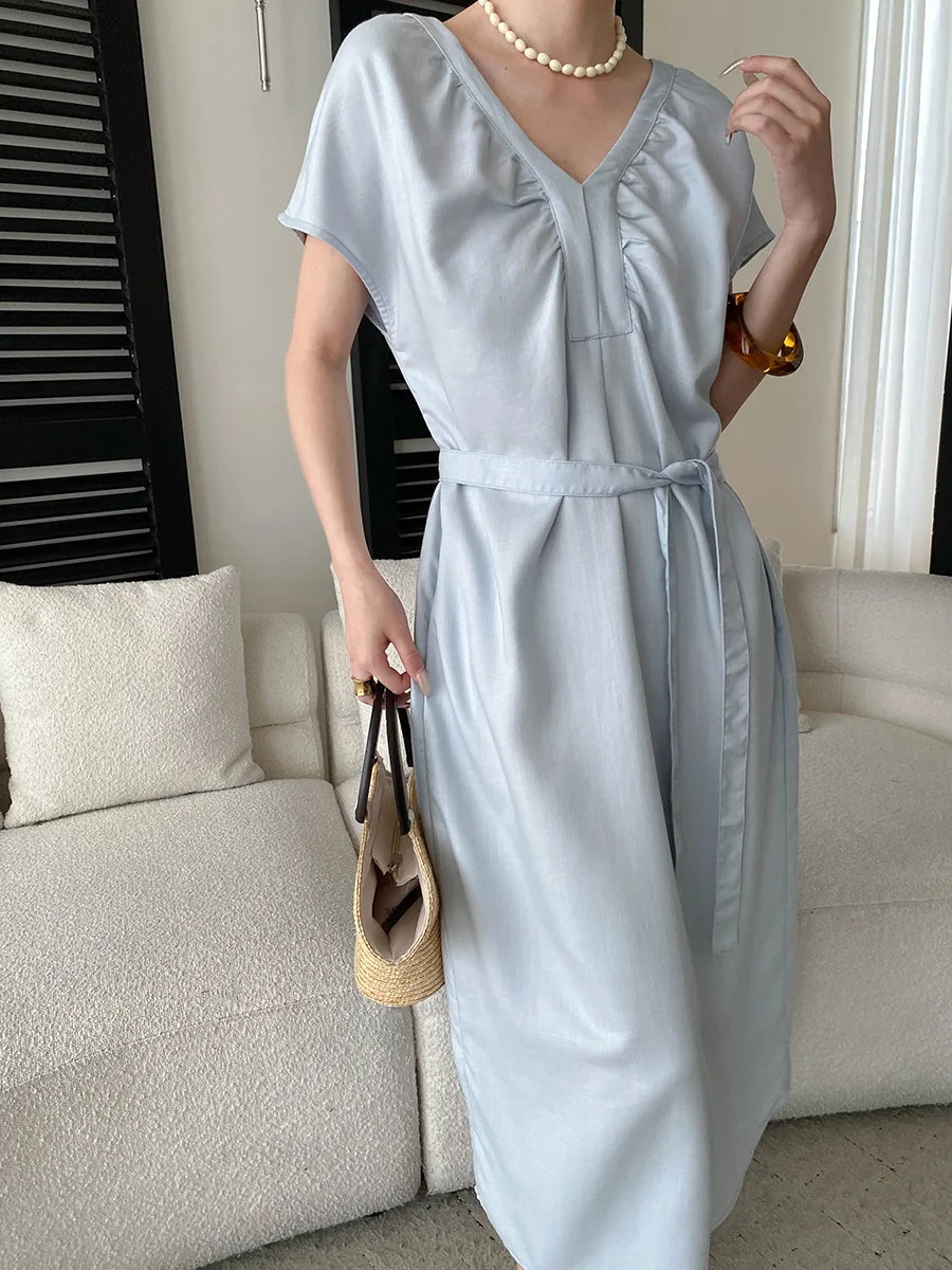 Sommerliches Damenkleid in unifarbenem Design mit V-Ausschnitt und Schnürung an der Taille für eine schlanke Silhouette. – Detail 18