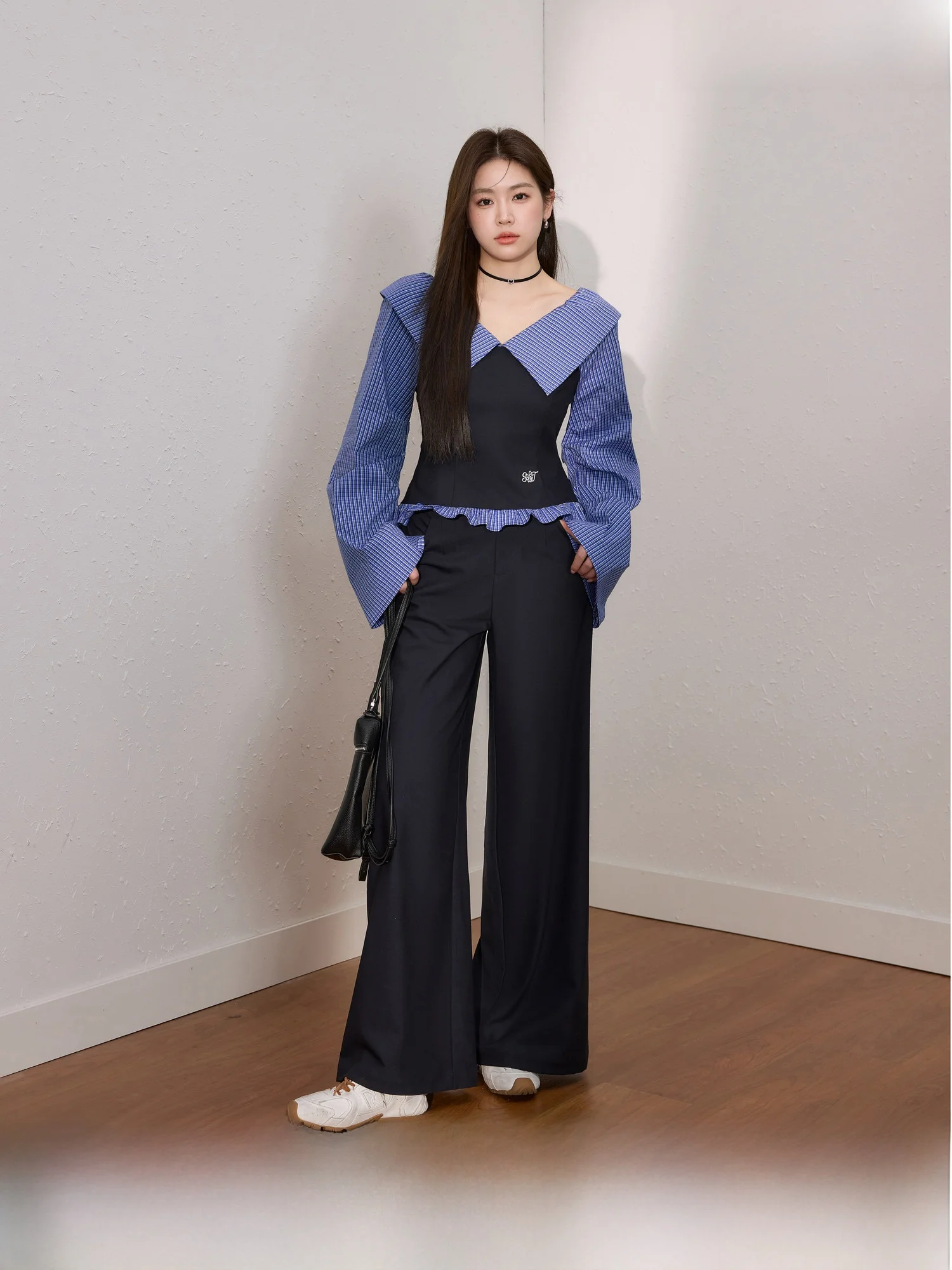 

Синий модный комплект больших размеров для женщин: стильный топ с контрастными вставками и джинсы с широкими штанинами, весенний комплект для стройного силуэта