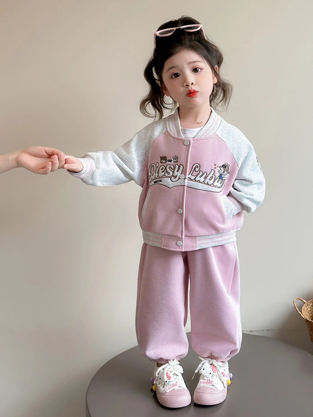 

Спортивная экипировка для девочек, осень 2024, новые детские мультяшные куклы, бейсбол, orm, повседневные универсальные спортивные штаны, комплект из двух предметов