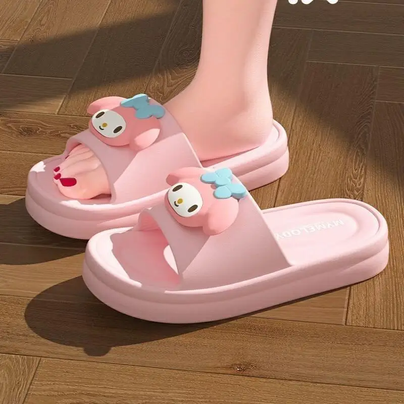 

Аниме Sanrio Hello Kittys тапочки женские с героями мультфильмов Kuromi Cinnamoroll домашние уличные противоскользящие сандалии для ванной комнаты с мягкой подошвой комфорт