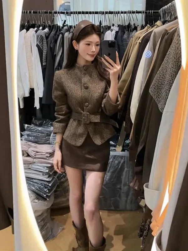 

Модный ретро-комплект из двух предметов с облегающей юбкой: элегантный стиль, женская одежда, трендовый образ Весна 2026