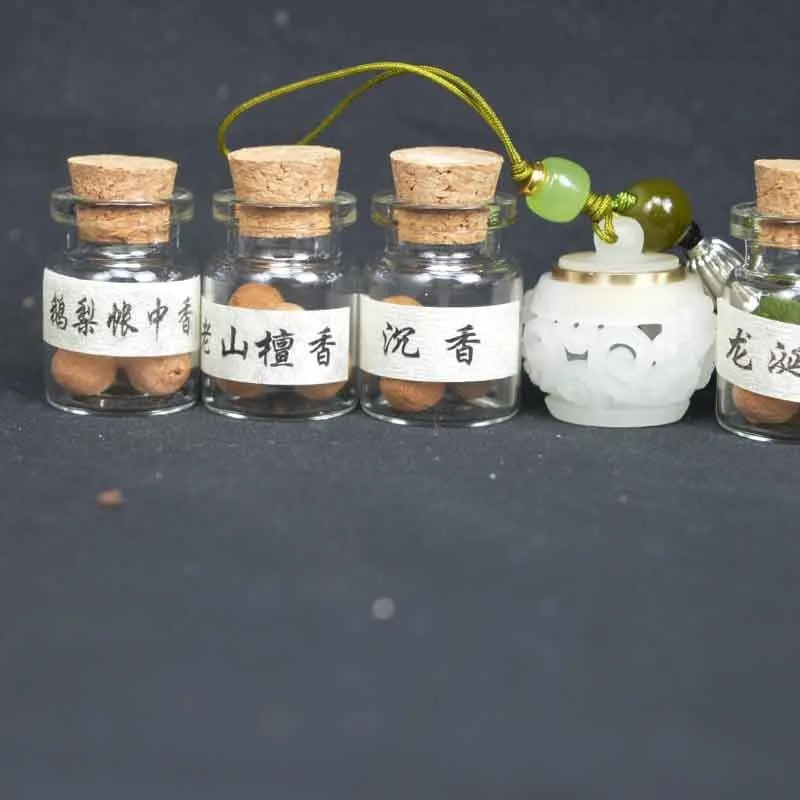Vintage Hollow Perfume Pouch Photosensitive Luminous Stone Scent Ball Hanfu Phone Car Hanging Wearable Ornament Charm Gift