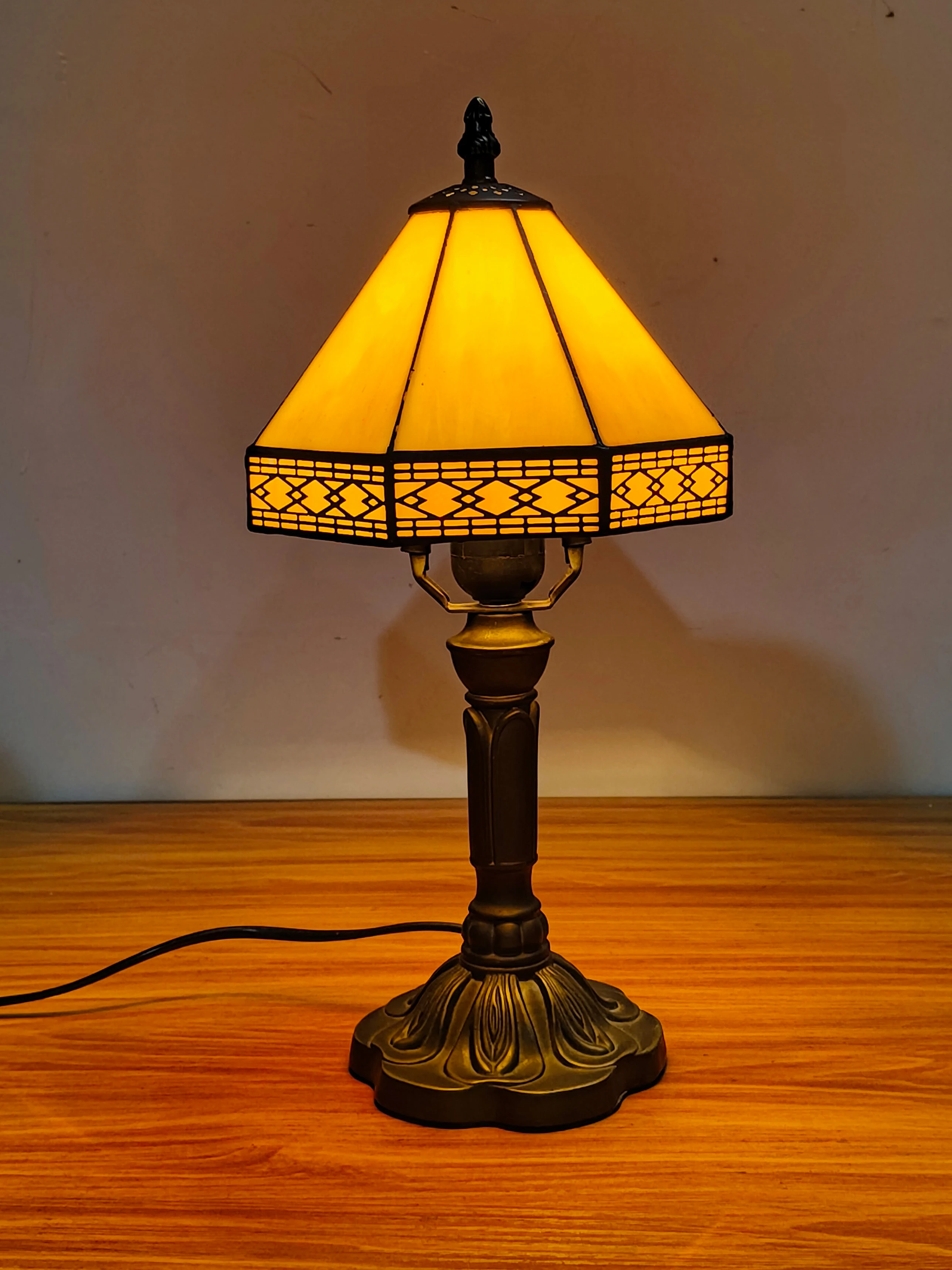 Handmade 8 Inch Tiffany Table Lamp Beige Stained Glass Desk Lamp Antique Bronze Base Bedroom Decor Light