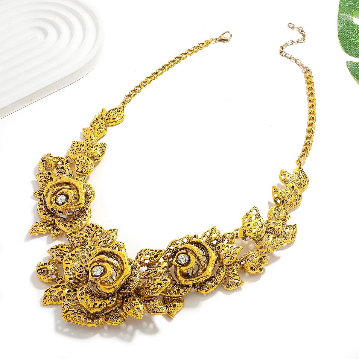

2025 New Luxury Rose Flower Pendant Choker Necklace Boho Vintage Gold Plated Chain For Women Necklace Wedding Jewelry Gifts