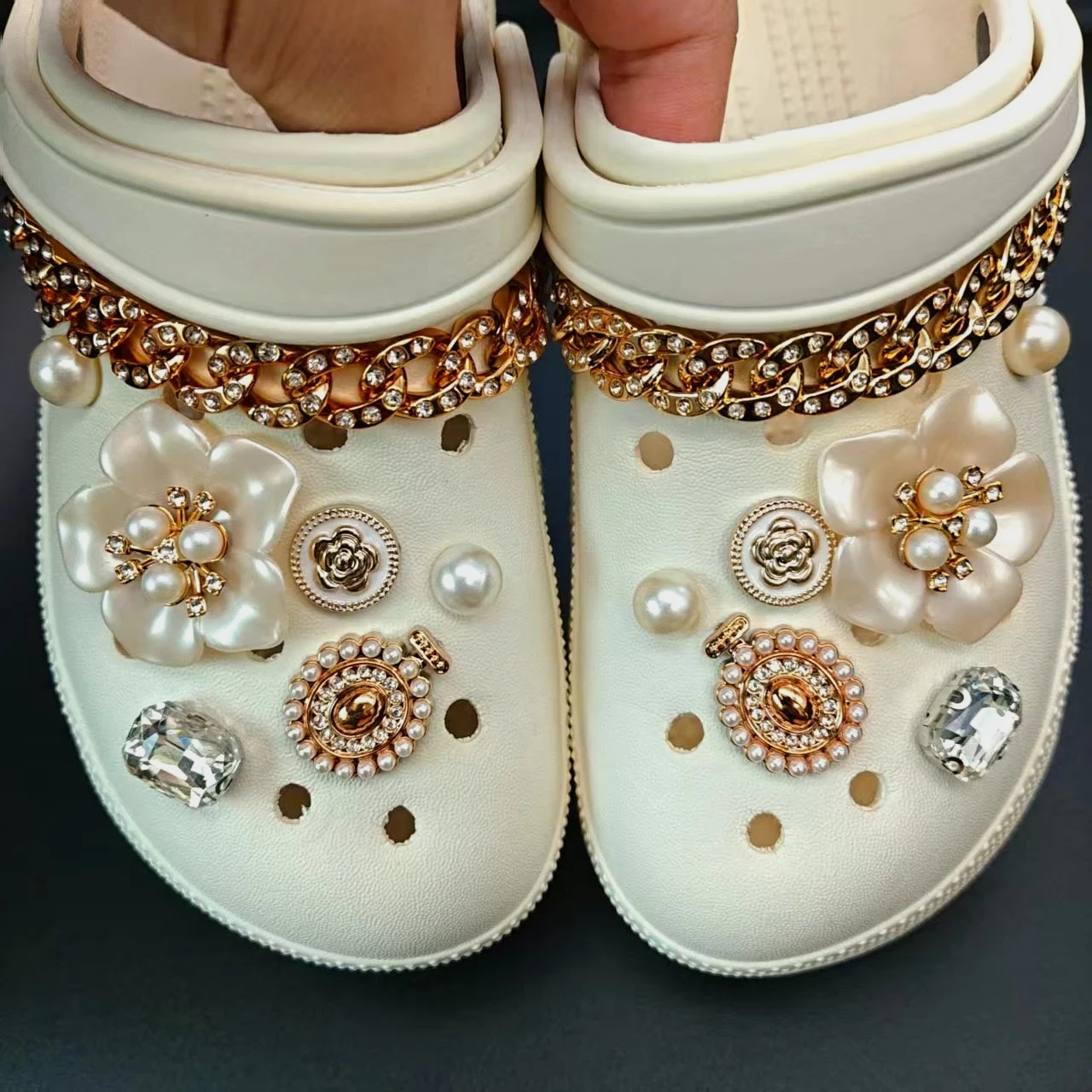 

Chic Flower Shoe Charms for Crocs Pearl Rhinestone Decorations Set Golden Chains Women Garden Shoes Pins Diy Slipper Accessories